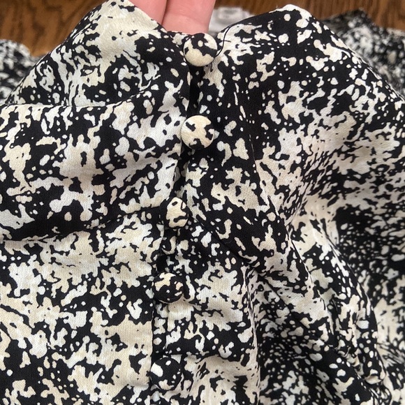 Allison New York Button Down Crop Top - Picture 4 of 6